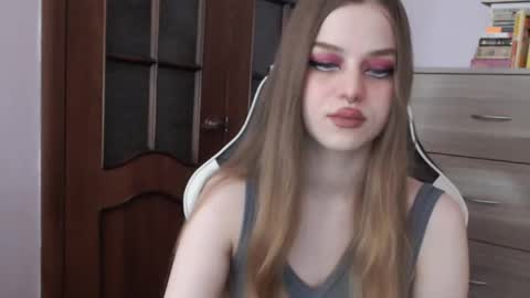 Snapshot of redhead_rabbit chatting on October 7, 2:42 am Lily online show from October 7, 2:42 am