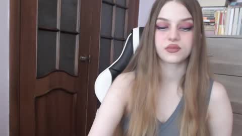 Snapshot of redhead_rabbit chatting on October 15, 2:22 am Lily online show from October 15, 2:22 am