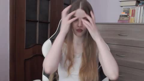 Snapshot of redhead_rabbit chatting on October 27, 2:26 am Lily online show from October 27, 2:26 am