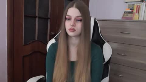 Snapshot of redhead_rabbit chatting on November 8, 2:45 am Lily online show from November 8, 2:45 am