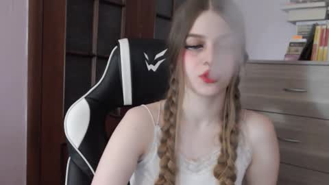 Snapshot of redhead_rabbit chatting on November 19, 2:11 am Lily online show from November 19, 2:11 am