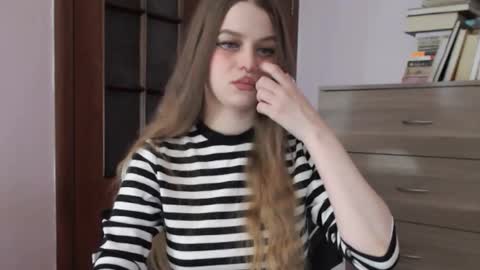 Snapshot of redhead_rabbit chatting on December 1, 2:05 am Lily online show from December 1, 2:05 am