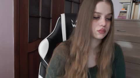 Snapshot of redhead_rabbit chatting on December 4, 2:21 am Lily online show from December 4, 2:21 am