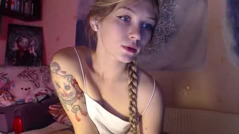 Snapshot of redmoonhead chatting on October 5, 9:51 am Ana online show from October 5, 9:51 am