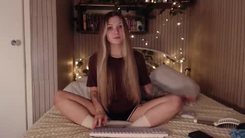 Snapshot of redmoonhead chatting on December 17, 10:21 am Ana online show from December 17, 10:21 am