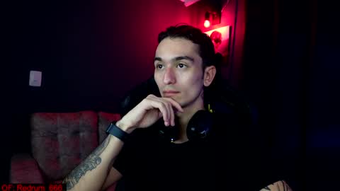 Snapshot of redrum_696 chatting on December 6, 7:01 pm Red online show from December 6, 7:01 pm