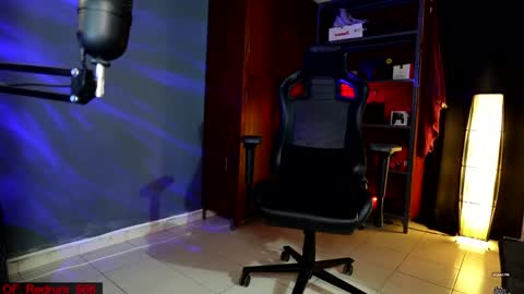 Snapshot of redrum_696 chatting on December 18, 3:47 am Red online show from December 18, 3:47 am