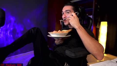 Snapshot of redrum_696 chatting on December 19, 6:34 pm Red online show from December 19, 6:34 pm