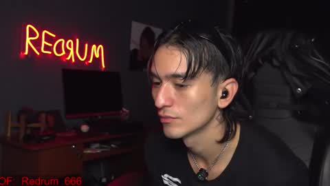 Snapshot of redrum_696 chatting on December 3, 3:21 pm Red online show from December 3, 3:21 pm