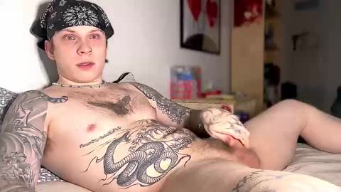 Snapshot of redrumbackwards chatting on February 4, 5:10 am redrum online show from February 4, 5:10 am