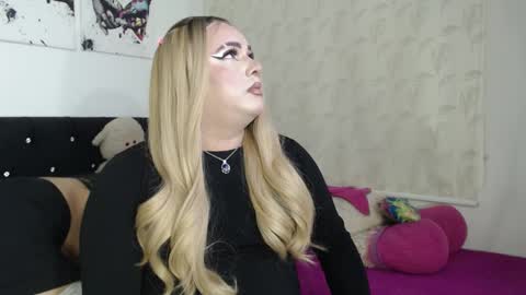 redvelvett22 online show from November 10, 3:27 am