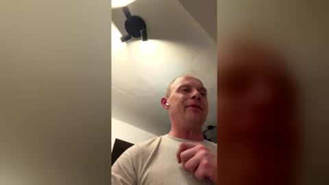 rene_brulee online show from December 19, 1:23 am