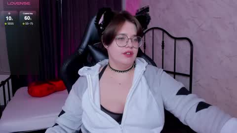 Snapshot of renee_turner chatting on March 11, 9:34 am renee_turner online show from March 11, 9:34 am