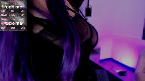 Snapshot of revenmiller_ chatting on December 5, 8:05 pm Reven online show from December 5, 8:05 pm