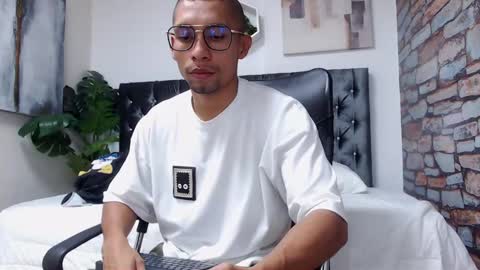 Snapshot of richar_voller chatting on December 28, 11:19 am richar_voller online show from December 28, 11:19 am