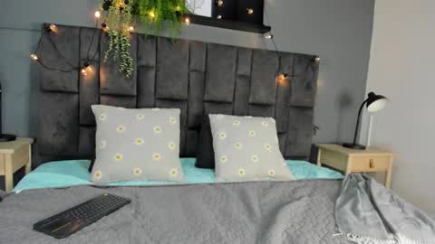 RIRI  online show from September 25, 7:50 pm