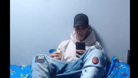 Snapshot of robert_kingg chatting on December 3, 10:30 pm robert_kingg online show from December 3, 10:30 pm