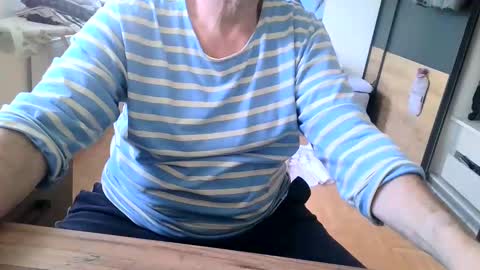 Snapshot of rolandloser1000 chatting on December 15, 9:35 am rolandloser1000 online show from December 15, 9:35 am