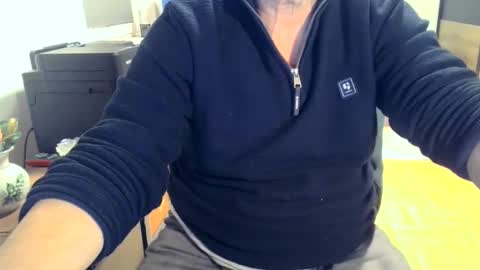 Snapshot of rolandloser1000 chatting on March 1, 5:38 pm rolandloser1000 online show from March 1, 5:38 pm