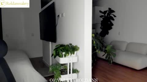 Snapshot of roldansvalery chatting on November 1, 2:02 am Valery Roldans online show from November 1, 2:02 am