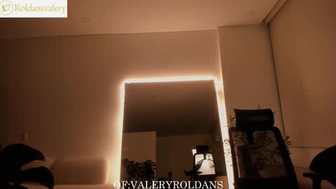 Snapshot of roldansvalery chatting on December 3, 3:14 am Valery Roldans online show from December 3, 3:14 am