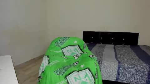 Snapshot of rolling_05 chatting on December 5, 5:27 am rolling_05 online show from December 5, 5:27 am