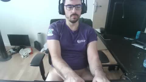 Snapshot of romainb72 chatting on December 18, 9:25 am romainb72 online show from December 18, 9:25 am