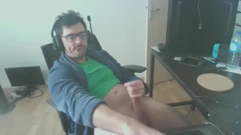 Snapshot of romainb72 chatting on January 9, 3:01 pm romainb72 online show from January 9, 3:01 pm