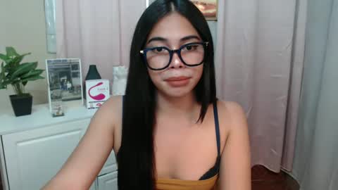 Snapshot of romantic_kath chatting on December 10, 8:40 am KATH online show from December 10, 8:40 am