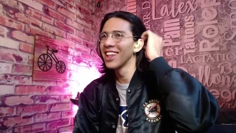 Snapshot of ronymiller_1 chatting on January 18, 1:40 pm RonyMiller 1 online show from January 18, 1:40 pm