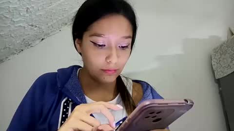 Snapshot of rooxxyy_ chatting on November 23, 12:54 am online show from November 23, 12:54 am