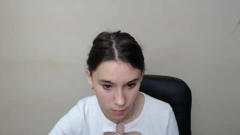 Snapshot of rosalais_ chatting on September 19, 6:37 am Rose online show from September 19, 6:37 am