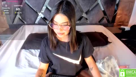 Snapshot of rose_evans__ chatting on October 21, 4:46 am Rose online show from October 21, 4:46 am