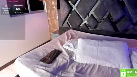 Snapshot of rose_evans__ chatting on November 19, 4:23 am Rose online show from November 19, 4:23 am