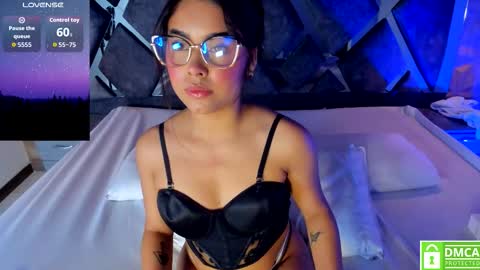 Snapshot of rose_evans__ chatting on December 4, 6:01 am Rose online show from December 4, 6:01 am