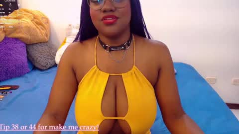 Snapshot of rosebeckers7 chatting on December 2, 4:42 pm Your girl Rose 6k of followers online show from December 2, 4:42 pm