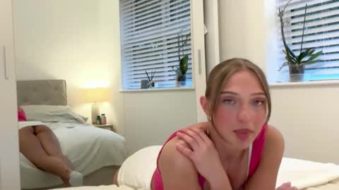 Snapshot of rosebella_ chatting on October 17, 4:42 pm Bella online show from October 17, 4:42 pm