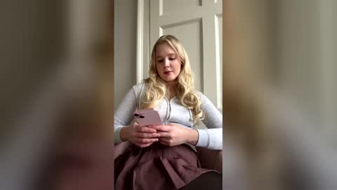 Snapshot of rosehayes chatting on December 18, 2:56 pm Rose Hayes online show from December 18, 2:56 pm