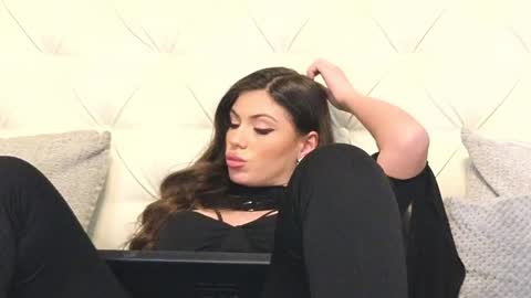 Snapshot of rosevanessa chatting on January 17, 10:11 am Gabriela online show from January 17, 10:11 am