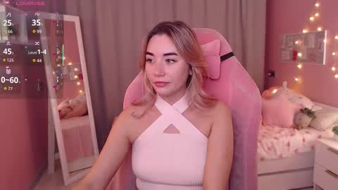 Snapshot of rosie_mac chatting on November 18, 1:00 am Rosie online show from November 18, 1:00 am