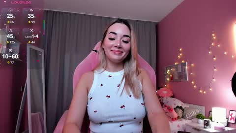 Snapshot of rosie_mac chatting on November 21, 1:04 am Rosie online show from November 21, 1:04 am