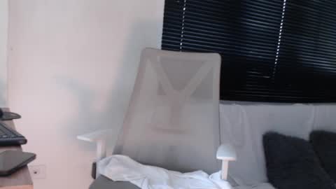 Snapshot of ross_bakerhot chatting on December 12, 3:05 pm Ross BakerHot online show from December 12, 3:05 pm