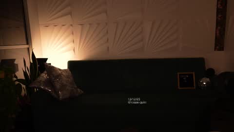 Snapshot of rosseyquiin chatting on December 14, 1:11 am Rossey online show from December 14, 1:11 am