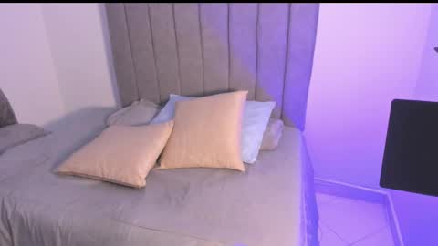 Snapshot of roxanedewalle chatting on November 25, 7:08 am Roxane online show from November 25, 7:08 am