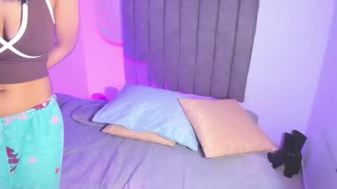 Snapshot of roxanedewalle chatting on December 17, 2:50 am Roxane online show from December 17, 2:50 am