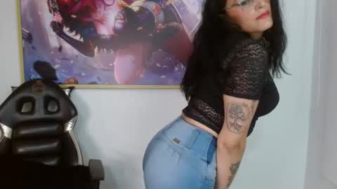 Snapshot of roxanne_vale chatting on October 27, 8:02 pm Roxanne online show from October 27, 8:02 pm