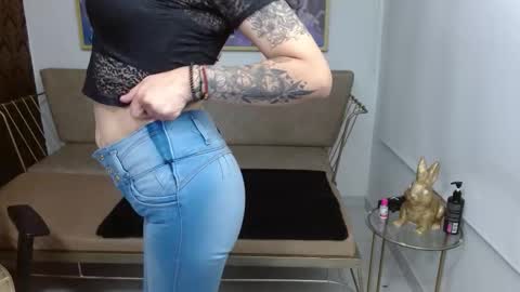 Snapshot of roxanne_vale chatting on November 4, 8:08 pm Roxanne online show from November 4, 8:08 pm