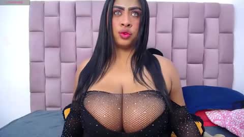 Snapshot of roxannehott chatting on December 4, 7:33 pm ross brown online show from December 4, 7:33 pm