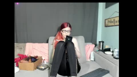 roxihazeleyes online show from March 2, 6:37 am