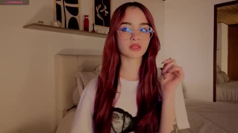 Snapshot of roxxy_mora chatting on October 24, 9:33 pm Roxxy online show from October 24, 9:33 pm